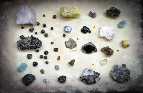 Zestaw Naturalnych Minerałów Jasnym Tle Widok Góry Winietami — Zdjęcie stockowe