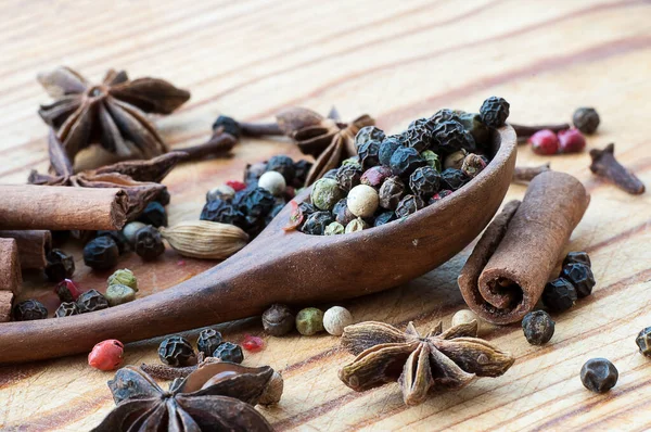 Stillleben Von Körnern Verschiedener Paprika Einem Holzlöffel Anissternen Zimtstangen Und — Stockfoto