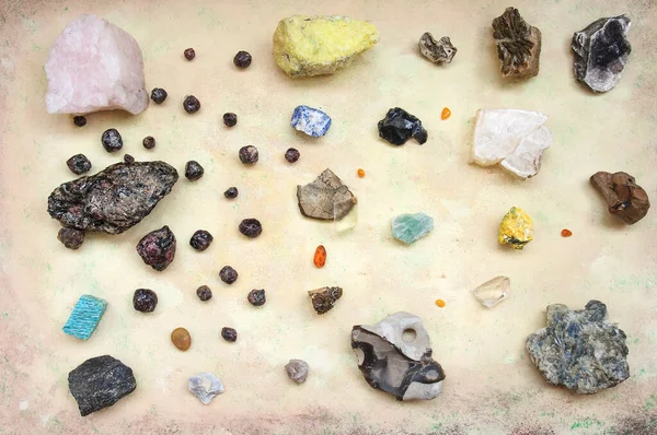 Zestaw Naturalnych Minerałów Jasnym Tle Widok Góry — Zdjęcie stockowe