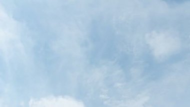 Mavi gökyüzünde bulutlar