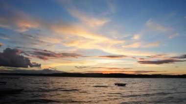  Yaz göğün ve göl