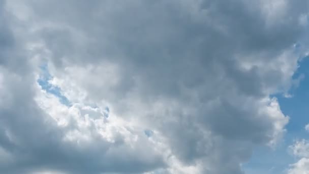 Хмари над блакитним небом — стокове відео