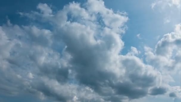 Nuvens sobre céu azul — Vídeo de Stock