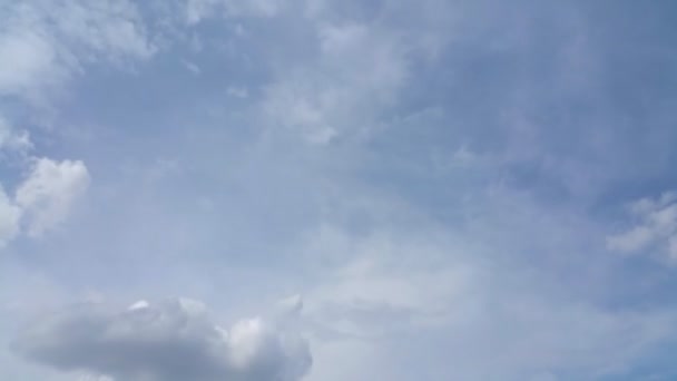 Chmury nad błękitnym niebem — Wideo stockowe
