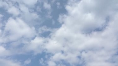 Mavi gökyüzünde bulutlar