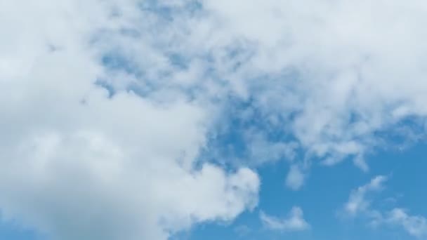 Nubes sobre el cielo azul — Vídeo de stock
