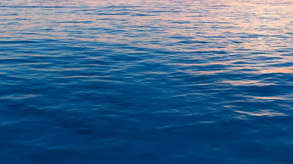 Powierzchnia morza falami — Zdjęcie stockowe