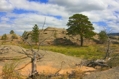 Mavi gökyüzü olan dağ manzarası.