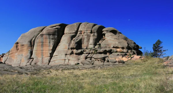 Bergslandskap med blå himmel. — Stockfoto