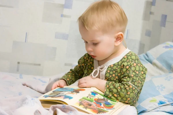 Jongen met boek — Stockfoto