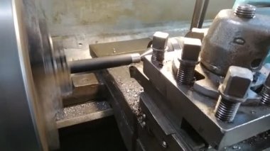 Dönüştürücünün yakın çekimi torna tezgahındaki metal parçayı işliyor. Yüksek kaliteli FullHD görüntüler