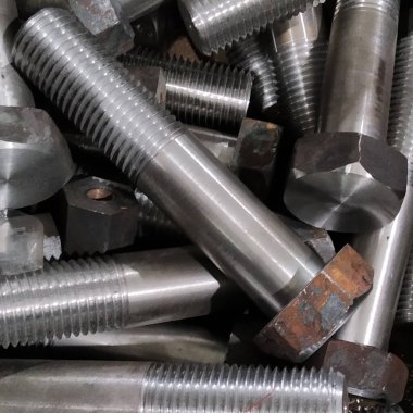 Metrik başlıklı cıvatalar ayarlandı. Yüksek kalite fotoğraf