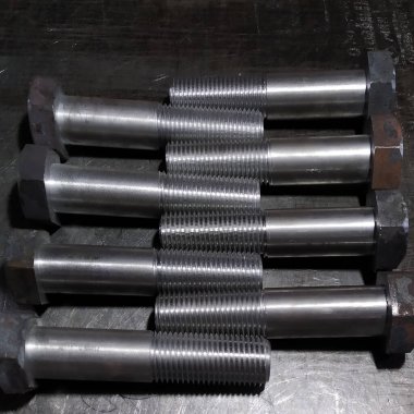 Metrik başlıklı cıvatalar ayarlandı. Yüksek kalite fotoğraf