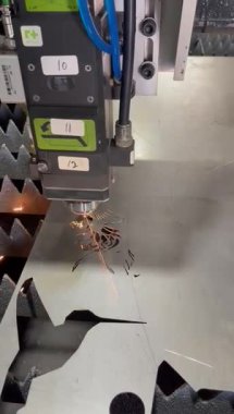 CNC lazer kesimi metal, modern endüstriyel teknoloji. Yüksek kaliteli görüntüler