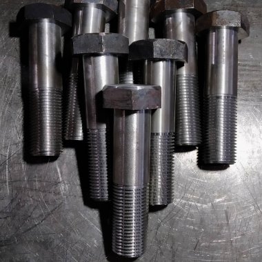 Metrik başlıklı cıvatalar ayarlandı. Yüksek kalite fotoğraf