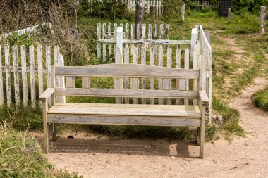 Mezarlıktaki Eski Çit 'in Karşısındaki Kırsal Ahşap Benç