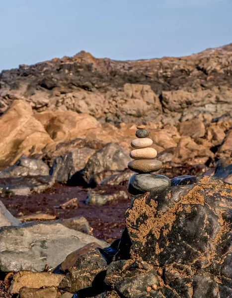 Equilibrio pila de guijarros en playa británica — Foto de Stock