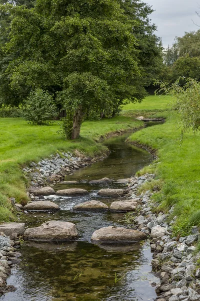 Idyllic Stream Stones Manor House Captured Road Trip Rural Countryside — Stock Photo, Image