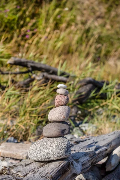 Pedra de seixo equilibrada Cairn na praia — Fotografia de Stock