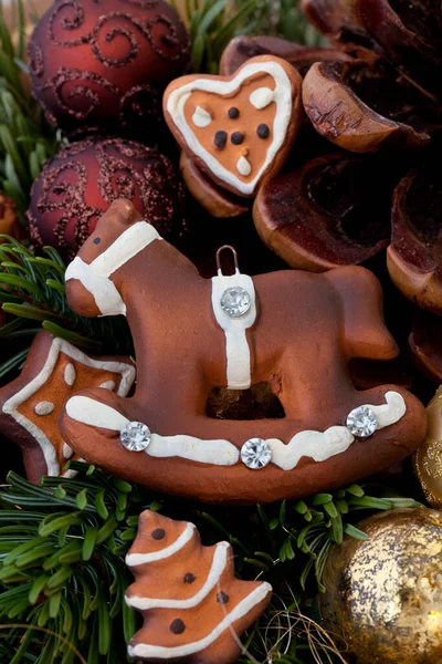 素朴で自然スタイルクリスマスはまだ生きているジンジャーブレッドロッキング馬の飾りと — ストック写真