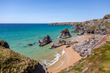 İngiliz sahilindeki bir uçurumdan Atlantik Okyanusu 'na bakan deniz manzarası. Kartpostal, hediye paketi veya takvim resmi için mükemmel.