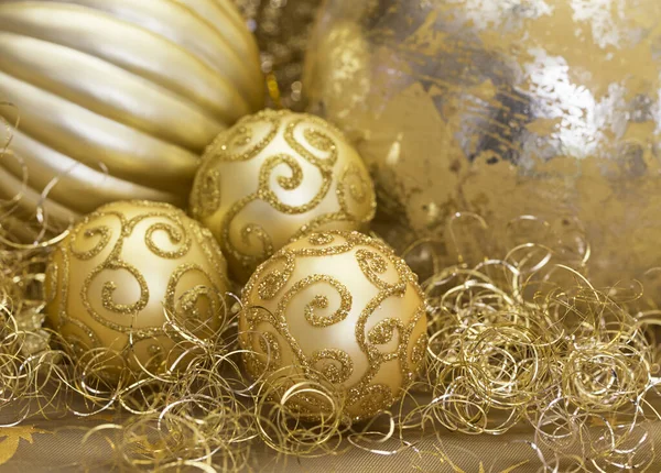 Opulentes Weihnachtsstillleben Mit Goldenen Ornamenten Perfekt Für Eine Grußkarte Oder — Stockfoto