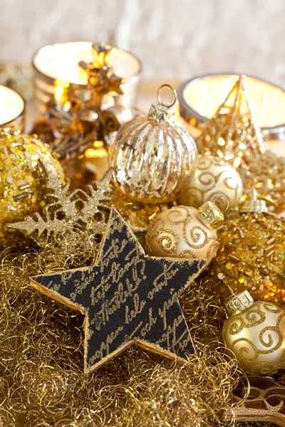 Weelderig Kerststilleven Met Gouden Ornamenten Perfect Voor Een Wenskaart Cadeau — Stockfoto