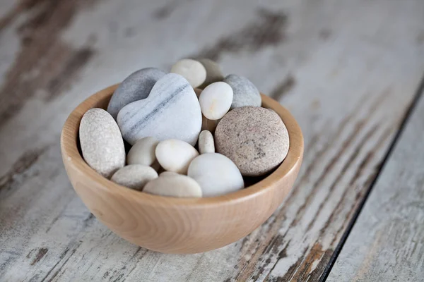 Herz aus Stein in Schale — Stockfoto