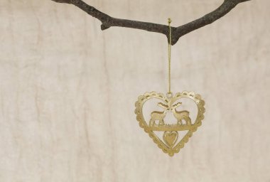 Altın kalp şeklinde ren geyiği Noel süsleri, fotokopi alanı, tebrik kartı ya da hediye için mükemmel.