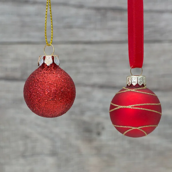 Colgando adornos de Navidad con espacio de copia — Foto de Stock