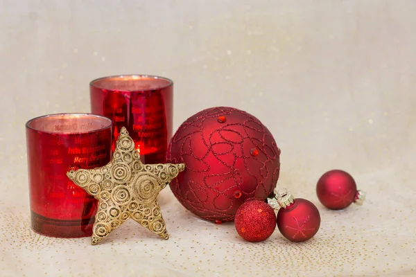 Festve czerwono-złote dekoracje świąteczne — Zdjęcie stockowe