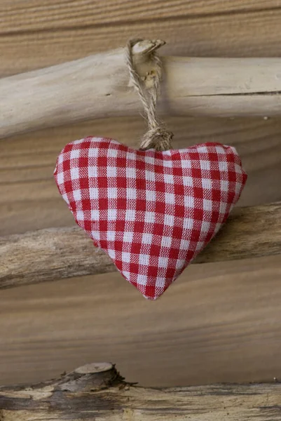 Corazón rojo de tela blanca en madera —  Fotos de Stock