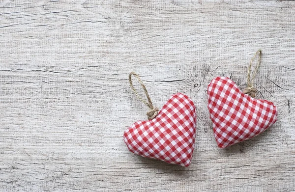 Cuori di tessuto bianco rosso su legno — Foto Stock