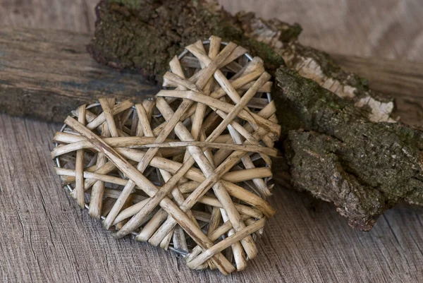 Vintage Wicker Heart On Wood — Stock fotografie