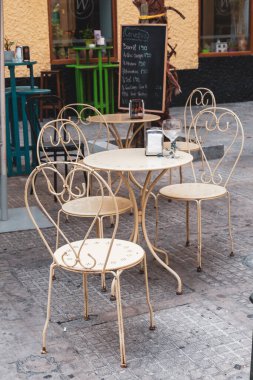 İspanya 'nın güneyinde, bir sokak kafesinin önünde klasik mobilyalar, bir tebrik kartı, seyahat blogu ya da poster için mükemmel.