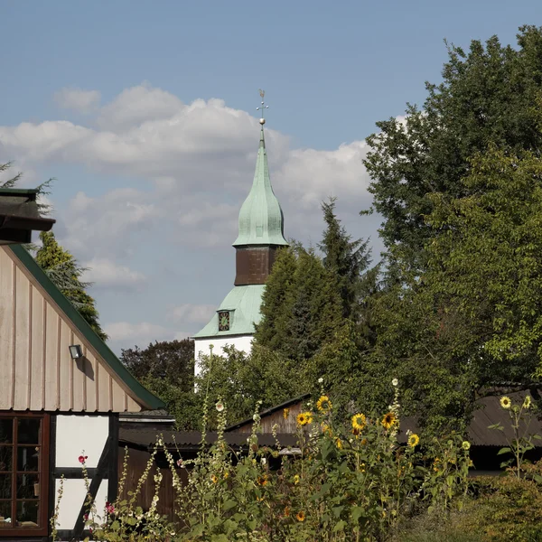 Torre da igreja de St. Nikolai em Bad Essen, Osnabrueck country, Baixa Saxônia, Alemanha — Fotografia de Stock