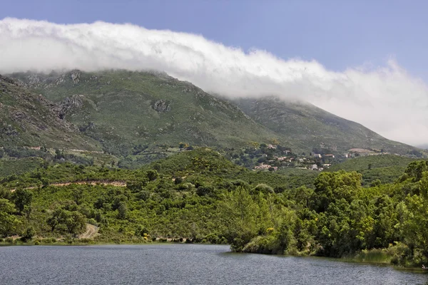 Озеро Padula поблизу гірському селі Олетта Nebbio області, у провінції Корсика, Франція — стокове фото