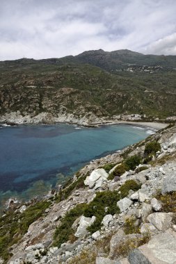 Deniz de Giottani, Cap Corse, çakıl plaj ile küçük bir liman ve küçük otel, Corsica, Francemarine de Batı sahilinde Giottani, Cap Corse, çakıl plaj biraz harbo ile Batı sahilinde