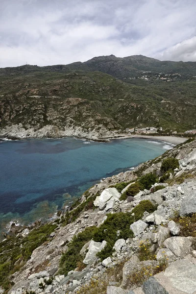 Marine de Giottani, Cap Corse, praia de cascalho na costa oeste com um pequeno porto e o pequeno hotel, Córsega, FrançaMarine de Giottani, Cap Corse, praia de cascalho na costa oeste com um pouco de harbo — Fotografia de Stock