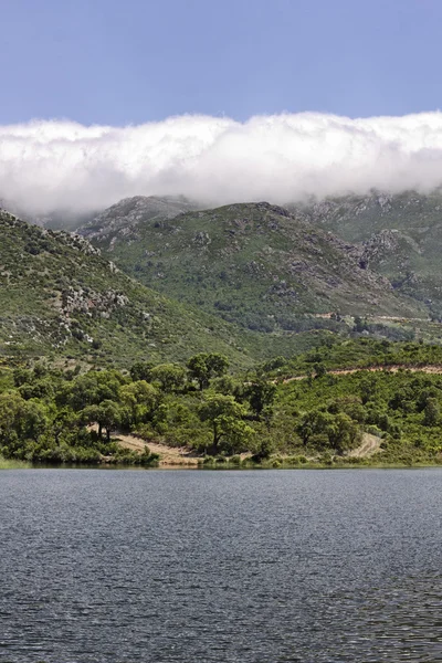 Lac de Padula (danau Padula) dekat desa pegunungan Oletta di wilayah Nebbio, Korsika Utara, Prancis, Eropa — Stok Foto