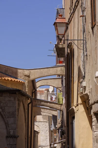 Rua estreita na cidade velha (Haute Ville), Bonifacio, Córsega, França — Fotografia de Stock