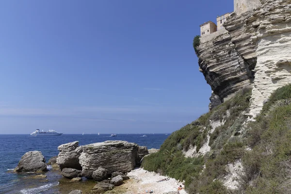 石灰岩崖、ボニファシオ、コルシカ島、フランスの上の家 — ストック写真