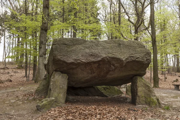 Tumba de paso neolítico, piedras megalíticas en Osnabrueck-Haste, país de Osnabrueck, Alemania — Foto de Stock