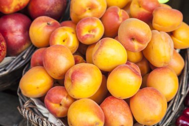 İtalya'da bir Pazar üzerinde taze şeftali