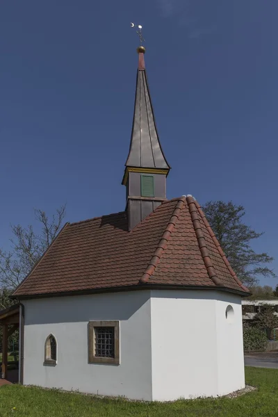 La chapelle aux sept douleurs de Marien à Hagen sur la forêt de Teutoburg, région Gellenbeck dans le pays Osnabrück, a été construite dans le style d'une chapelle de montagne suisse — Photo