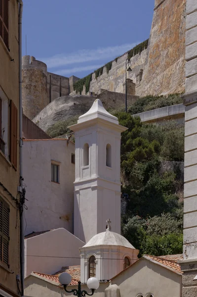 Kerk St. Erame (Eglise Sancte Erasme) in de oude stad van Bonifacio, Corsica, Frankrijk, Europa — Stockfoto