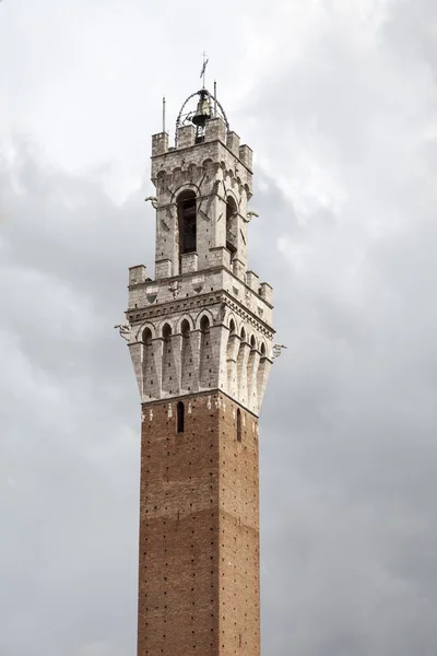 Sienna, Torre del Mangia (Palazzo Pubblico) op de Piazza del Campo, Toscane, Italië — Stockfoto