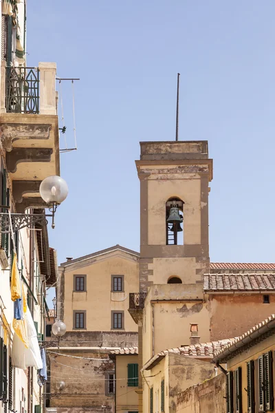 Портоферрайо, церковь в старом городе, Эльба, Тоскана, Италия — стоковое фото
