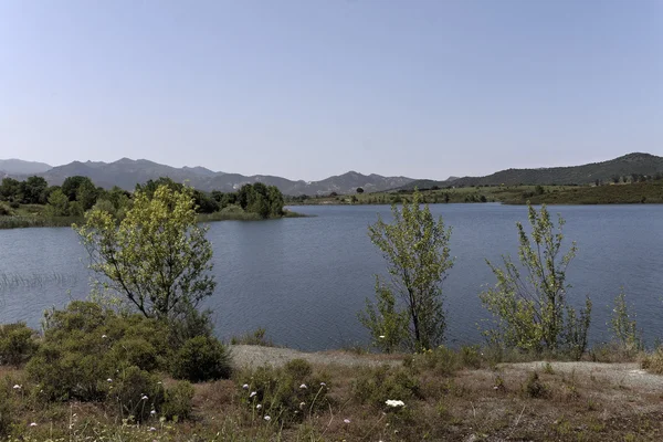 Lac de Padula (lago Padula) cerca del pueblo de montaña Oletta en la región de Nebbio, Córcega del Norte, Francia — Foto de Stock