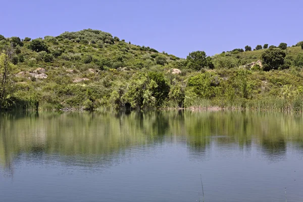 Lac de Padula (lago Padula) perto da aldeia montanhosa Oletta na região de Nebbio, Córsega do Norte, França — Fotografia de Stock